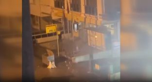 Kargosunu teslim alamayan kişi PTT şubesinin camlarını böyle kırdı