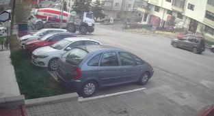 Kontrolden çıkan çimento tankeri devrildi