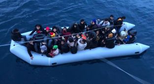 Kuzey Afrika'dan Kanarya Adaları'na gelen düzensiz göçmenlerden 2'si öldü