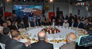 Mardin'de farklı dinlerin temsilcileri iftar sofrasında buluştu