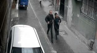 Otomobilin lastiğini patlatıp tamircide 270 bin lirasını çaldılar