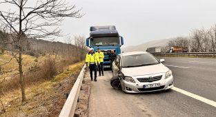 Otoyol'da otomobil tankere çarptı: 3 yaralı