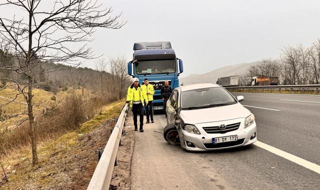 Otoyol'da otomobil tankere çarptı: 3 yaralı