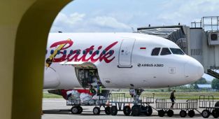Pilotlar uyuyakaldı: Uçak rotasından saptı