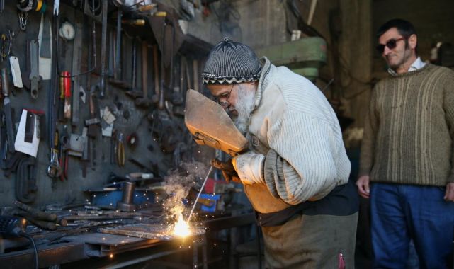 Rize'de 55 yıldır kaynakçılık yapan usta, mesleğini yeni nesle öğretiyor