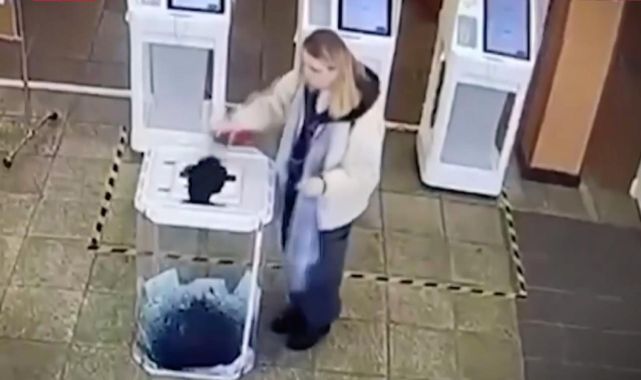 Rusya'da devlet başkanlığı seçimlerinde kaos: Sandıklara boya döküldü, kabinler ateşe verildi