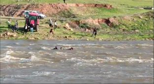 Şanlıurfa'da derede mahsur kalan 3 kişi kurtarıldı, 1 çocuk kayboldu