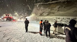 Siirt'te kardan kapanan yolda mahsur kaldığı araçlar kurtarıldı