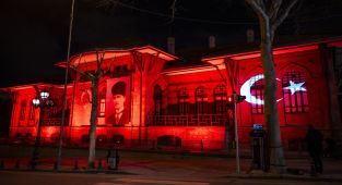 Simge yapılar Türk bayrağı renklerine büründü