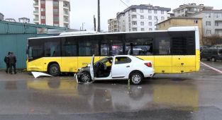 Sultanbeyli'de İETT otobüsü ile otomobil çarpıştı: 6 yaralı