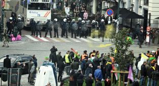 Terör örgütü PKK yandaşları Avrupa Parlamentosu önünde taşkınlık yaptı