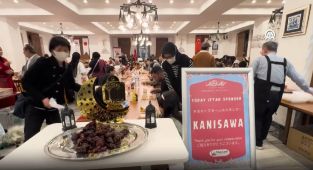 Tokyo Camisi'ne randevu alarak gelen Japonlar toplu iftarlara katılıyor