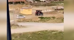Traktörle polisten kaçan sürücü ehliyetsiz çıktı: O anlar kamerada