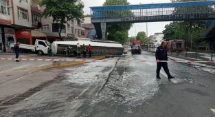 Akaryakıt yüklü tanker devrildi, yol ulaşıma kapatıldı