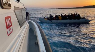 Ayvalık açıklarında 131 düzensiz göçmen yakalandı