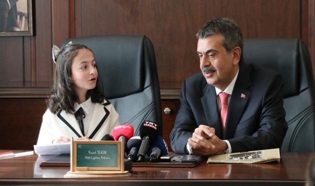 Bakan Tekin koltuğunu 11 yaşındaki Irmak'a devretti