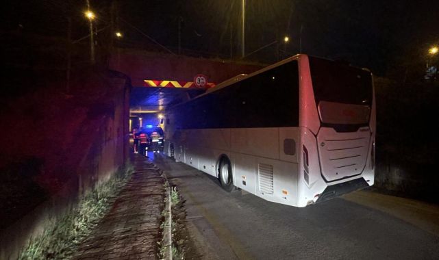 Bolu'da alt geçide sıkışan yolcu otobüsü kurtarıldı