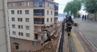 Bursa'da apartmanın istinat duvarı apartmanın üzerine devrildi