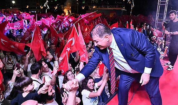 Cemil Tugay zaferini Cumhuriyet Meydanı'nda kutladı