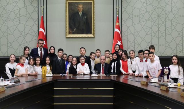 Cumhurbaşkanı Erdoğan Külliye'de çocukları kabul etti
