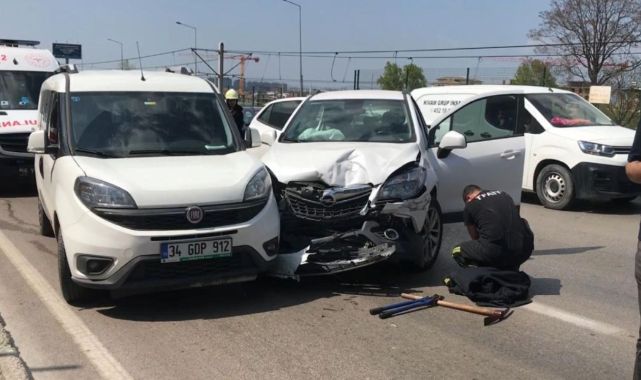 Direksiyon başında bilincini kaybeden sürücü 3 otomobile çarptı