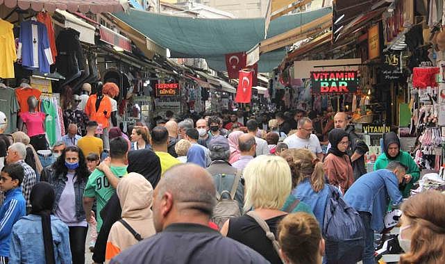 İzmirliler Kemeraltı Çarşısı’na akın etti
