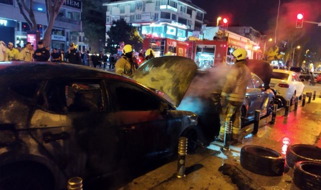 Kadıköy'de park halindeki otomobilde çıkan yangın söndürüldü