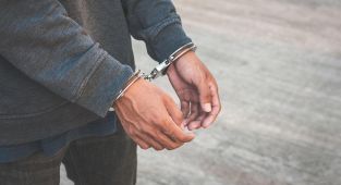 Kendisini polis ve savcı olarak tanıtan dolandırıcı tutuklandı