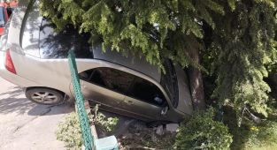 Otomobilin site duvarında asılı kaldığı anlar kamerada