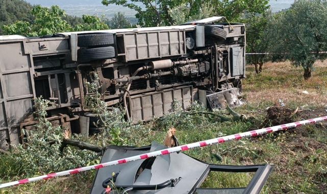 Sakarya'da öğrencileri taşıyan otobüs devrildi: 12 yaralı