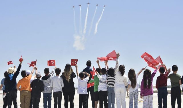 Türk Yıldızları'ndan öğrencilere 23 Nisan hediyesi