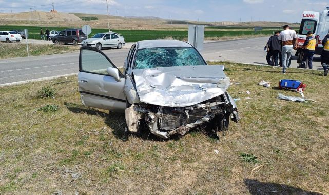 Yozgat'ta iki otomobil çarpıştı: 9 yaralı