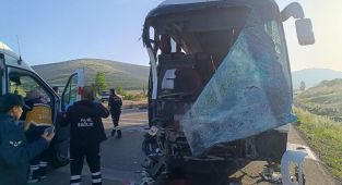 Afyonkarahisar'da yolcu otobüsü ile kamyonet çarpıştı: 1 ölü, 16 yaralı
