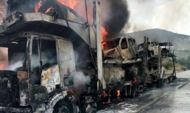 Alev alan tır ile dorsesindeki 7 otomobil yandı