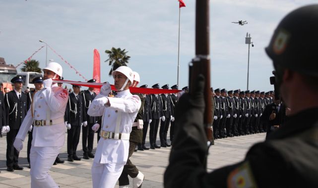 Atatürk'ü temsil eden bayrak Samsun'da karaya çıkarıldı
