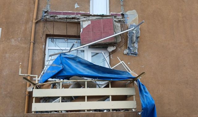 Avcılar'da balkonu çöken bina tahliye edildi