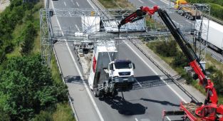Düzce'de damperi açık kalan tır havada askıda kaldı
