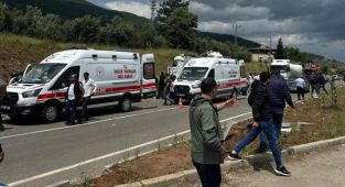 Gaziantep'te çimento tırı minibüse çarptı: 8 ölü