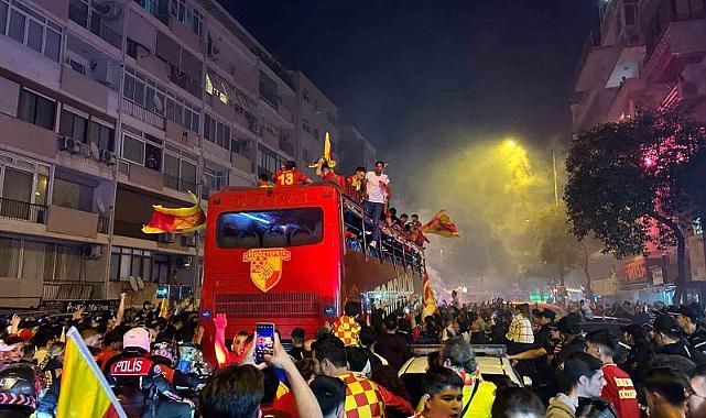 Göztepe, otobüsle taraftarlarını selamladı
