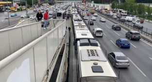 İstanbul'da metrobüs arızalandı: Uzun araç kuyruğu oluştu