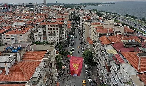İzmir'in cadde ve sokaklar Göztepe bayraklarıyla donatıldı