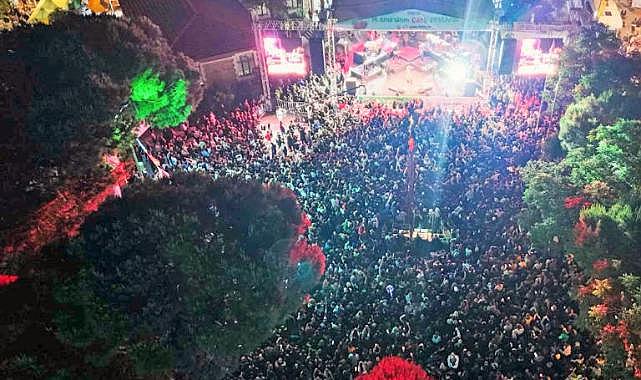 Menemen'deki 14. Emiralem çilek festivali renkli görüntülere sahne oldu