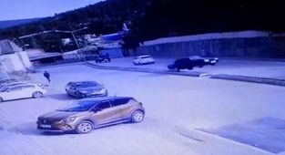 Tokat'ta virajı alamayan araç karşı şeritten gelen otomobile çarptı