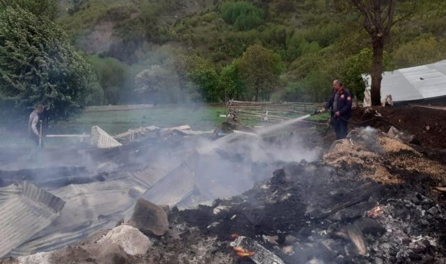Yıldırım isabet eden samanlık yandı