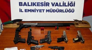 Balıkesir'de uyuşturucu satıcısı halının içinde yakalandı
