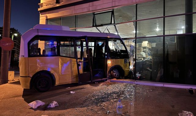 Bursa'da otomobil ile minibüs çarpıştı: 12 yaralı