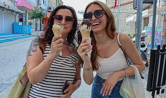 Alaçatı, bu kez de dondurma fiyatıyla gündemde: İşletme sahibi konuştu