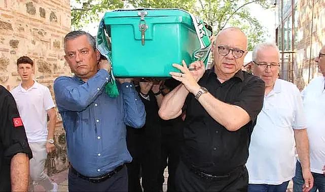 CHP Genel Başkanı Özel, MHP'li ismin cenaze törenine katılıp tabutunu taşıdı
