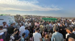Diyarbakır ve Mardin'deki anız yangınında ölenlerden iki kişinin cenazesi defnedildi