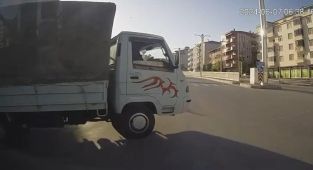 Elazığ'da halk otobüsü ile kamyonet çarpıştı: 8 yaralı